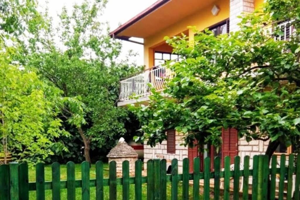 Apartment Sanja Near The Sea, Spacious And Green :) プーラ エクステリア 写真
