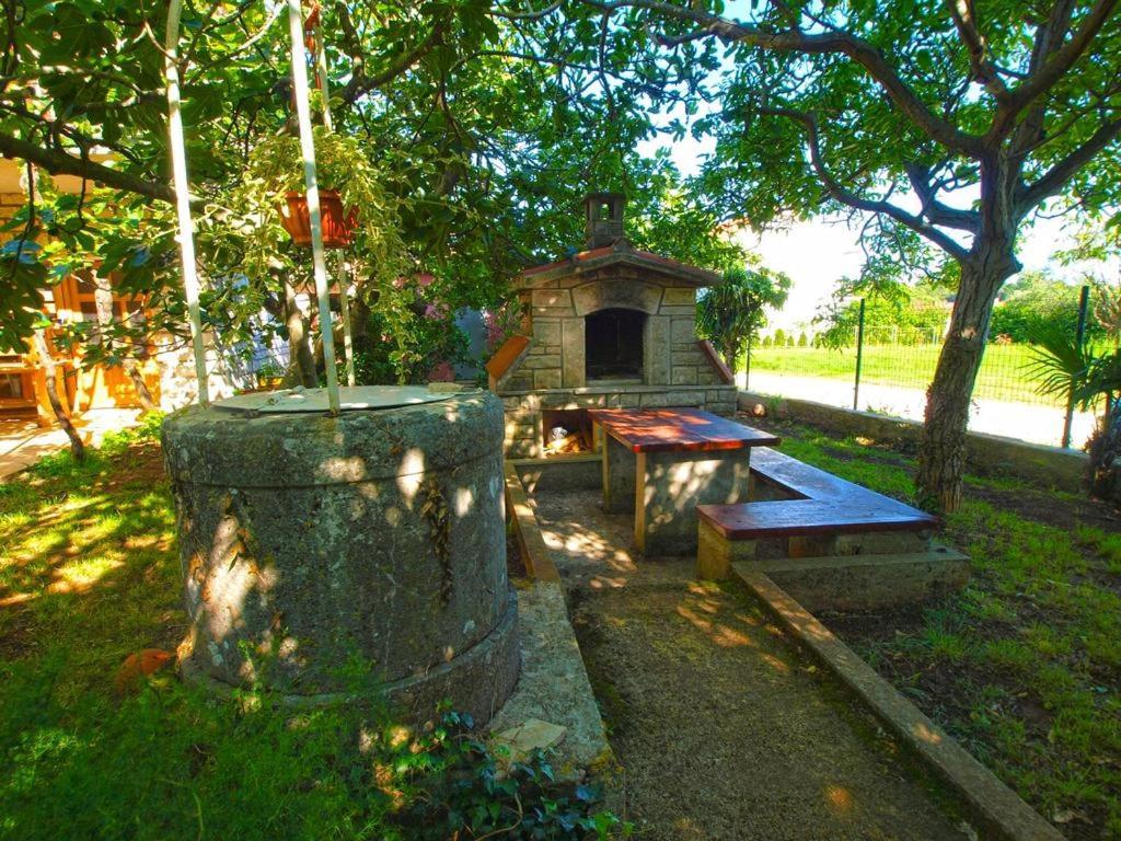Apartment Sanja Near The Sea, Spacious And Green :) プーラ エクステリア 写真